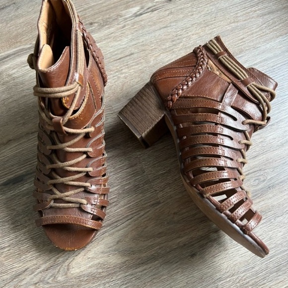 Faux  Leather Brown lace up heel with zipper in back. 2 1/2 “ heel, Size 9 - Picture 2 of 7